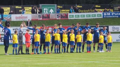 E-Junioren der (SG) TSV Stallwang/SV Haibach als Einlaufkinder in der Regionalliga